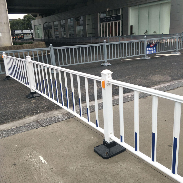 道路中間隔離護欄